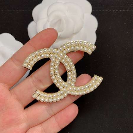 Chanel  CCマーク真珠パール入れブローチピン