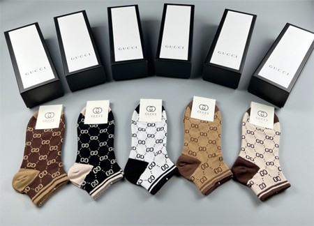 Gucci ハイソックス コーデ
