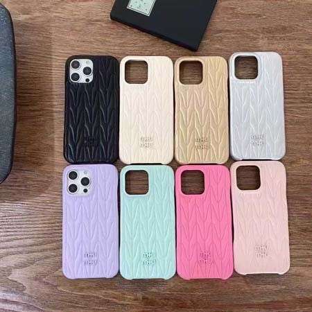 ミュウミュウ iPhone17pro/17promax携帯ケース ラムスキン 立体 エンボス加工
