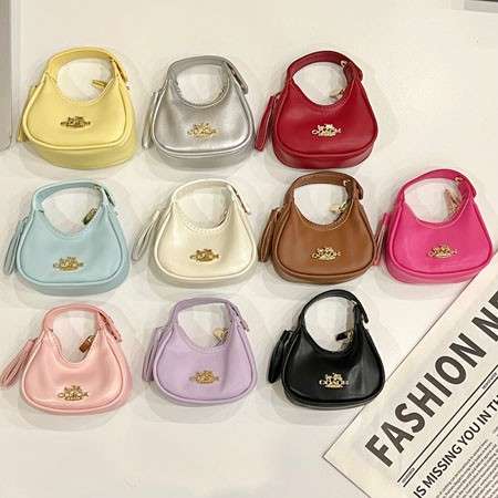 airpods 5 ケース ブランド Coach airpods5 小さな収納ポーチ レディース かわいい ミニ バッグ型 イヤホンケース カーフレザー 全面保護