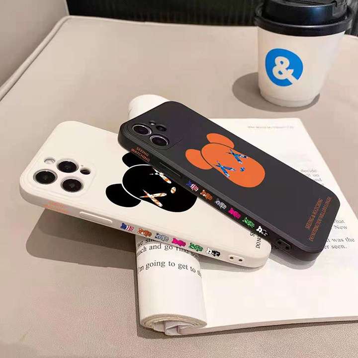 カウズ シリコン製 iphone12カバー