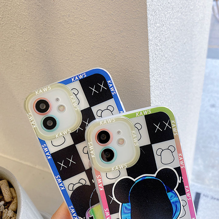 iPhone 11 pro max カバー ロゴ付き Kaws