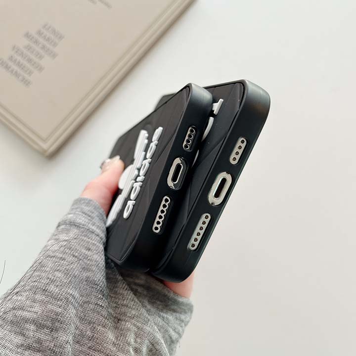 アイフォン 8 プラス 新作の アディダス スマホケース