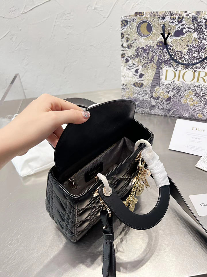 DIOR | アイコニックなレディ ディオール 革 ステッチ ダイアナ妃 永遠の憧れ「LADY DIOR(レディ ディオール)」の魅力 レディ