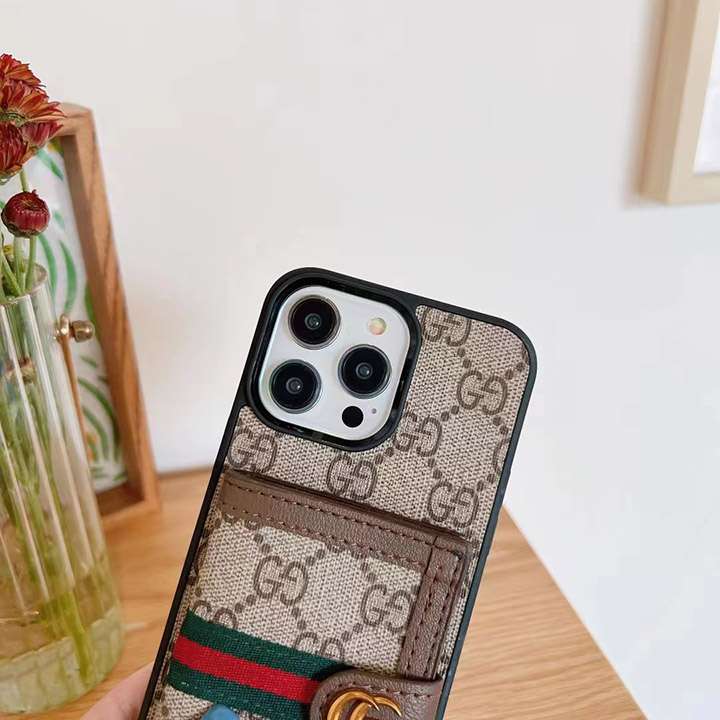 Gucci iphone15 pro maxケース背面にカード入れ付き