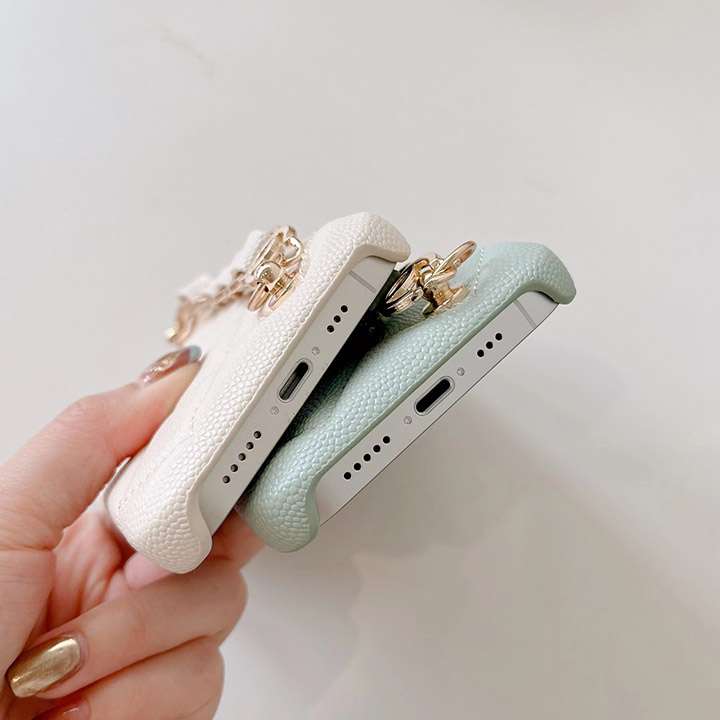 chanel iphone16 pro maxスマホケース 若い女性