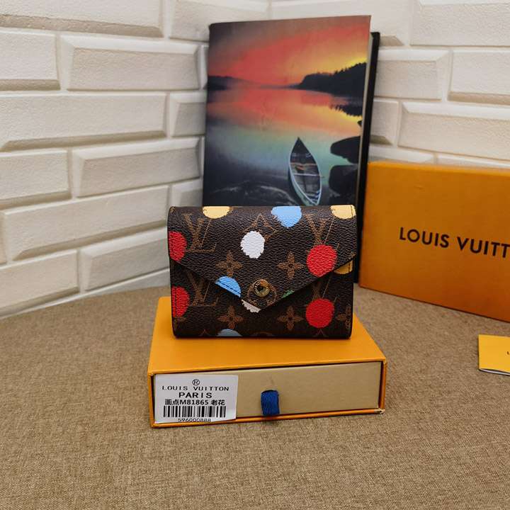 ルイ・ヴィトン（Louis Vuitton）と草間弥生（Yayoi Kusama）のコラボレーションアイテム。女性向けのコンパクトなZippy財布で、ファッション業界におすすめのブランドコピー商品です。