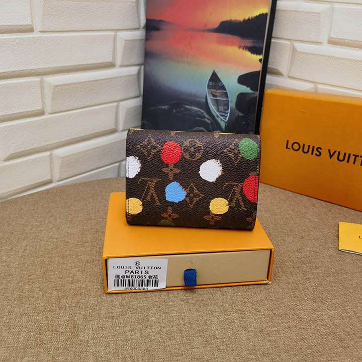 ルイ・ヴィトン（Louis Vuitton）と草間弥生（Yayoi Kusama）のコラボレーションアイテム。女性向けのコンパクトなZippy財布で、ファッション業界におすすめのブランドコピー商品です。