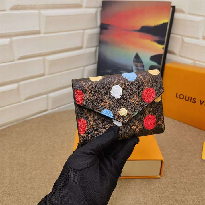 ルイ・ヴィトン（Louis Vuitton）と草間弥生（Yayoi Kusama）のコラボレーションアイテム。女性向けのコンパクトなZippy財布で、ファッション業界におすすめのブランドコピー商品です。
