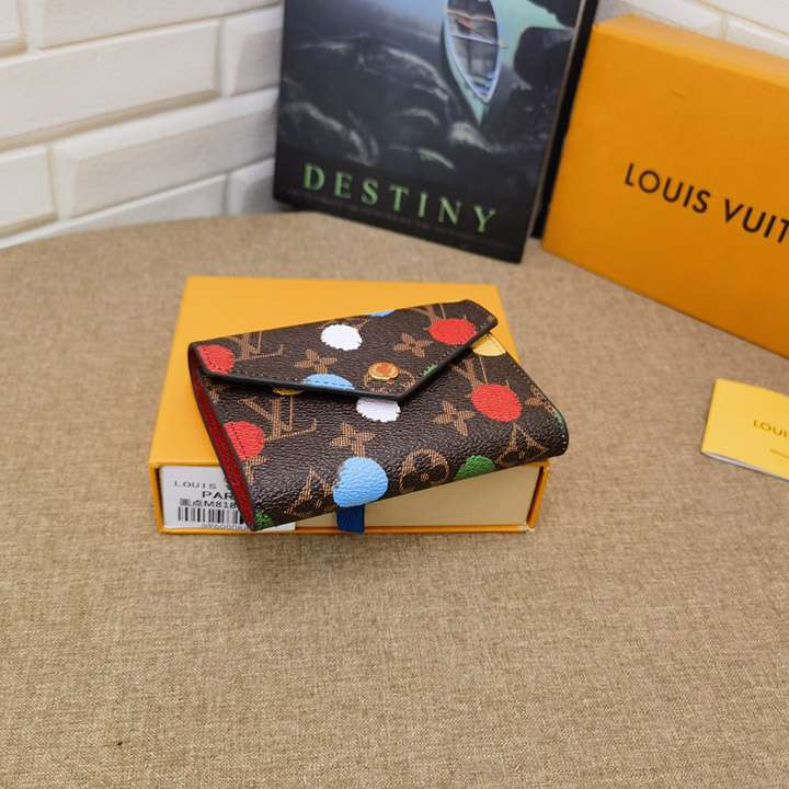 ルイ・ヴィトン（Louis Vuitton）と草間弥生（Yayoi Kusama）のコラボレーションアイテム。女性向けのコンパクトなZippy財布で、ファッション業界におすすめのブランドコピー商品です。