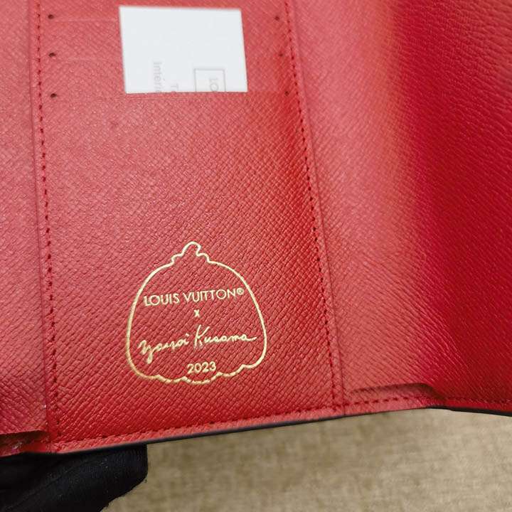 ルイ・ヴィトン（Louis Vuitton）と草間弥生（Yayoi Kusama）のコラボレーションアイテム。女性向けのコンパクトなZippy財布で、ファッション業界におすすめのブランドコピー商品です。