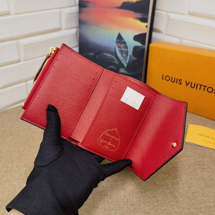 ルイ・ヴィトン（Louis Vuitton）と草間弥生（Yayoi Kusama）のコラボレーションアイテム。女性向けのコンパクトなZippy財布で、ファッション業界におすすめのブランドコピー商品です。