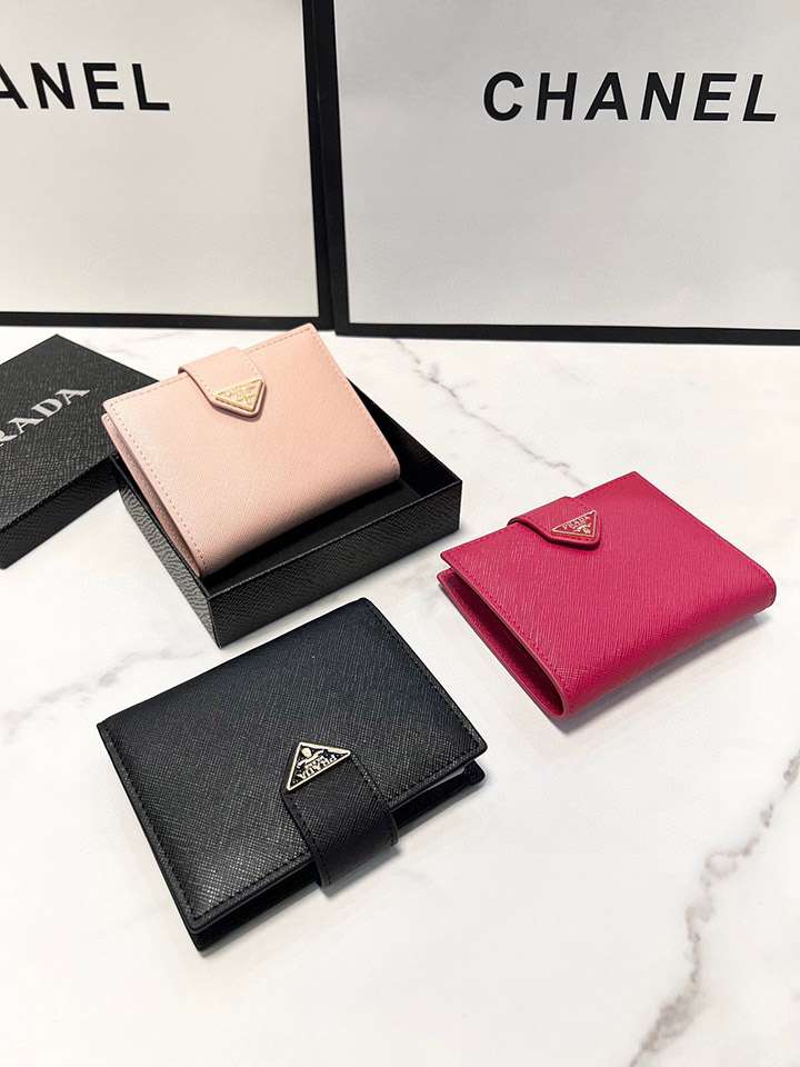 Prada ボタン式 財布