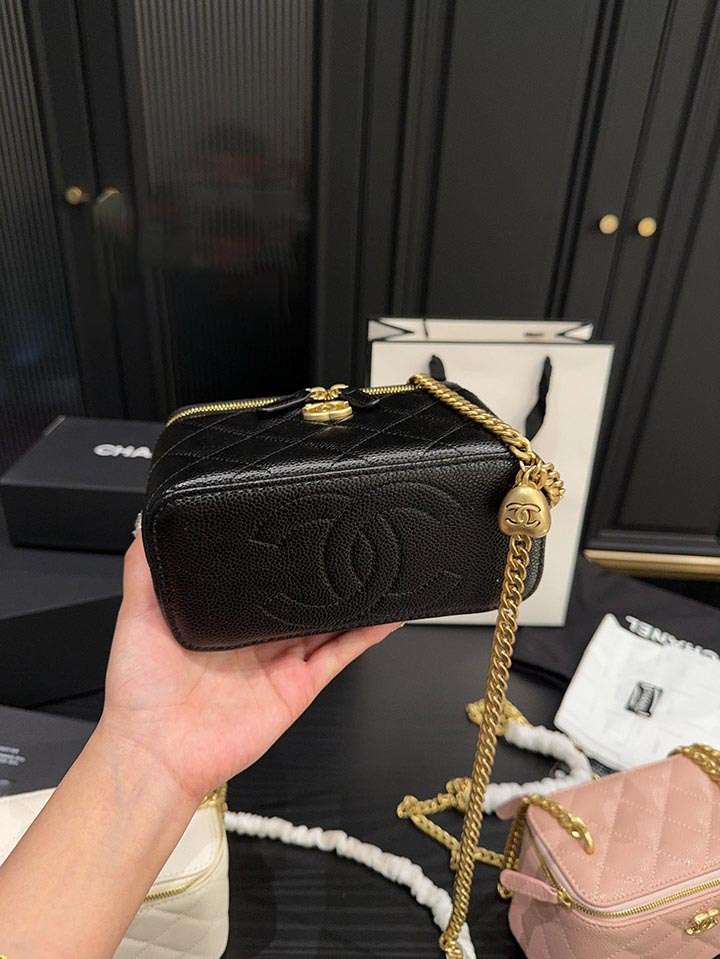 女性愛用 Chanel ショルダーバッグ