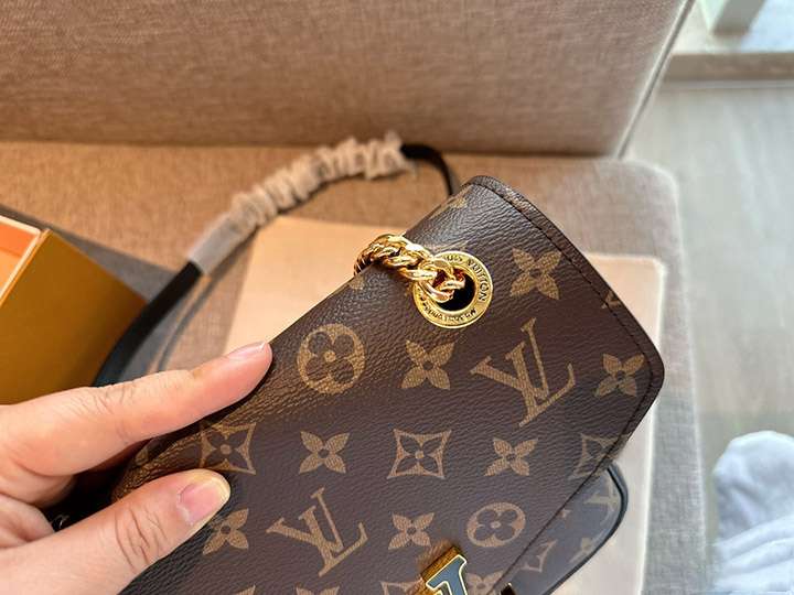 LOUIS VUITTON モノグラムショルダーバック