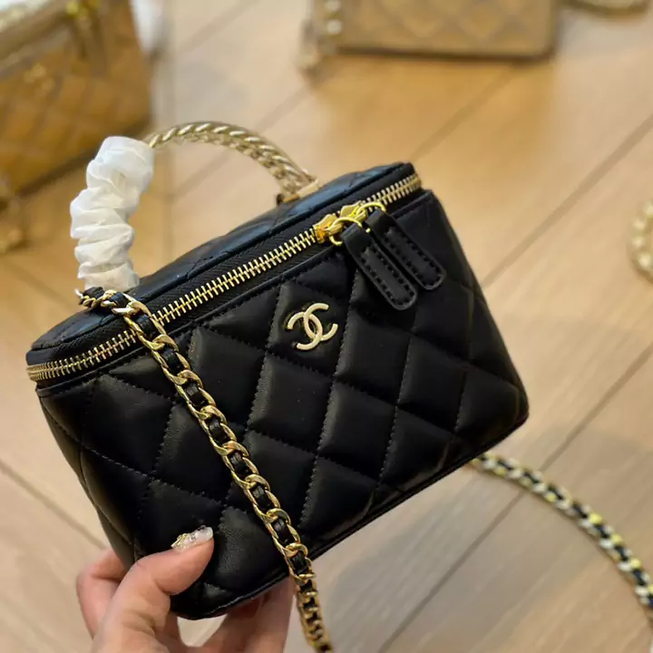 chanel クラッチバッグ 少女