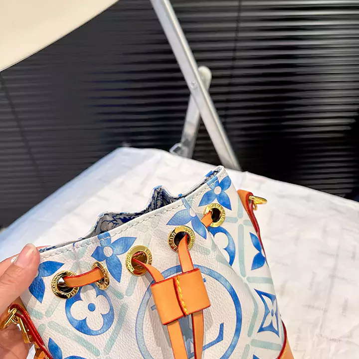 お洒落なデザイン Louis Vuitton 斜め掛けバッグ