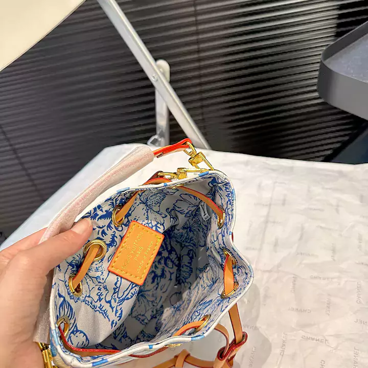 お洒落なデザイン Louis Vuitton 斜め掛けバッグ