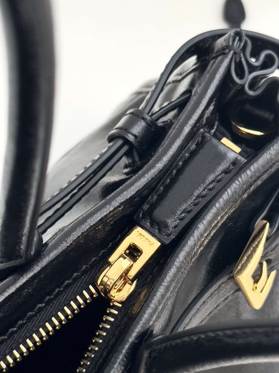 Prada ミディアム レザーハンドバッグ ブラック