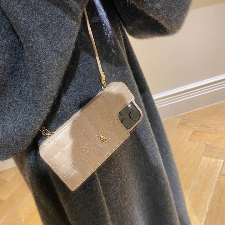 burberry iphone16ケース 芸能人