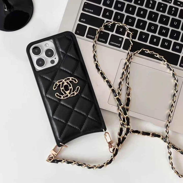 若い女性 chanel iphone16ケース 斜めがけ
