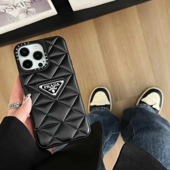 プラダ iphone16ケース 三角ロゴプレート