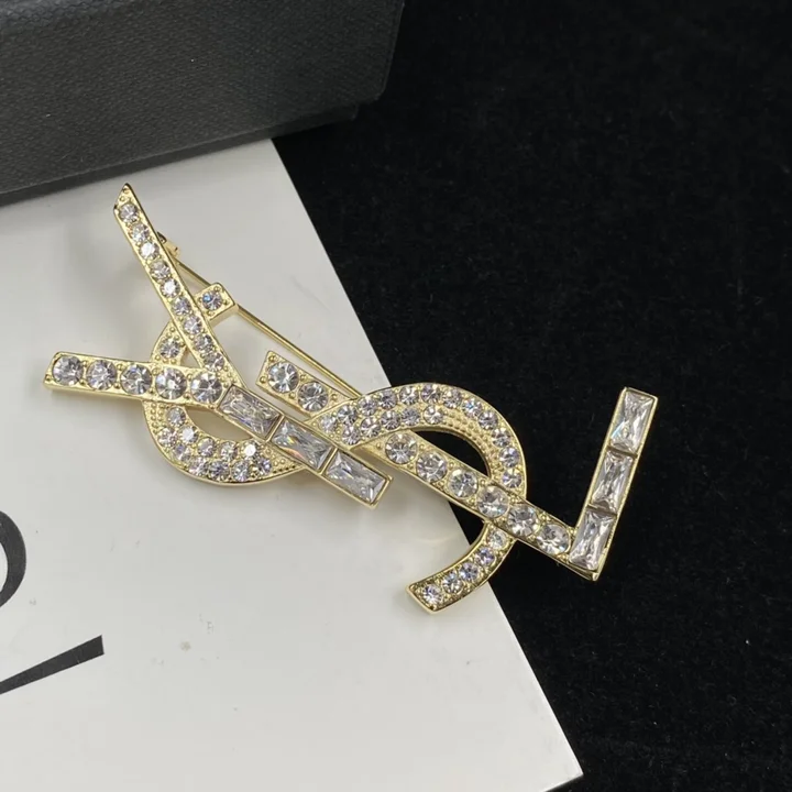 YSL ロゴ ピン ブローチ