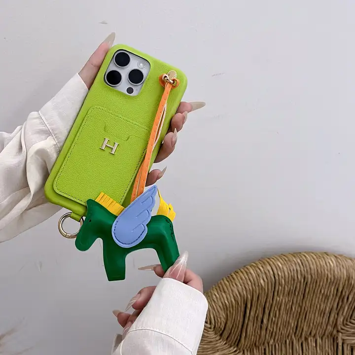 hermes iphone17ケース ポニーペンダント