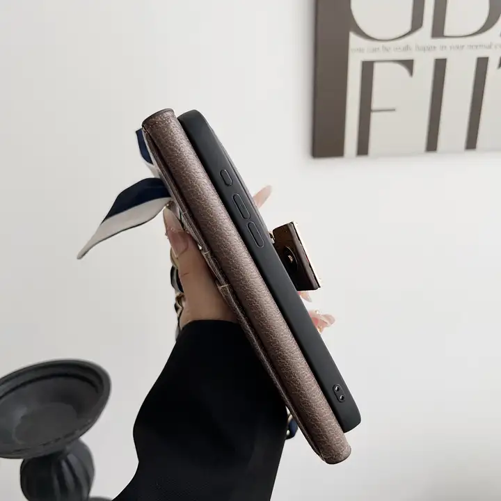 ルイヴィトン アイフォーン 16 plusケース スカーフ チェーン付き