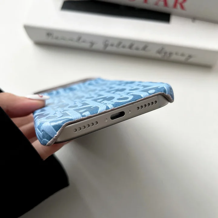 ディオールiphone17proケース ロゴ型押し