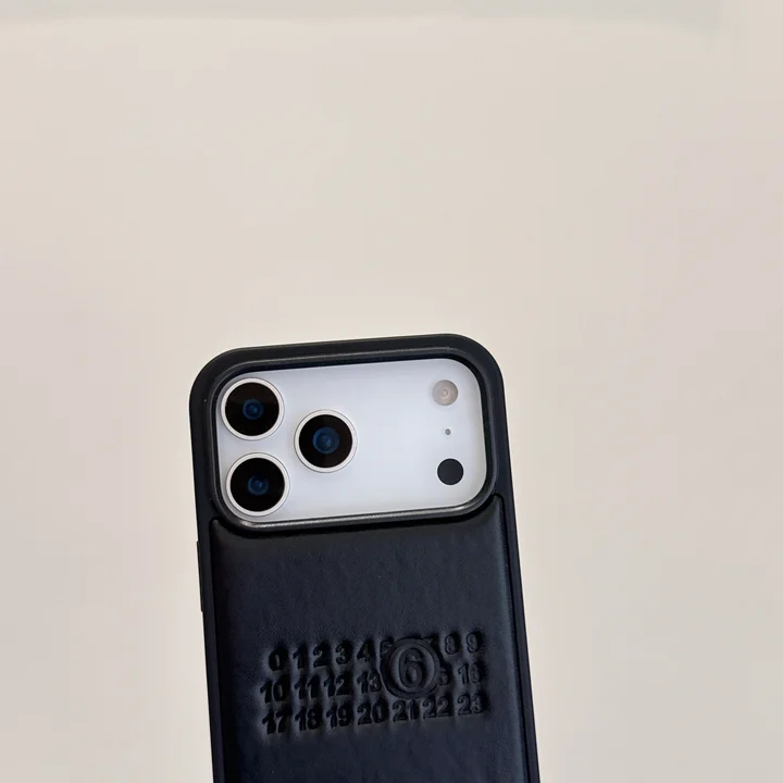 メゾン マルジェラiphone17proケース ロゴ型押し