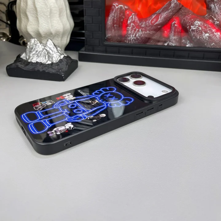 KAWS iphone17pro携帯ケース 高校生