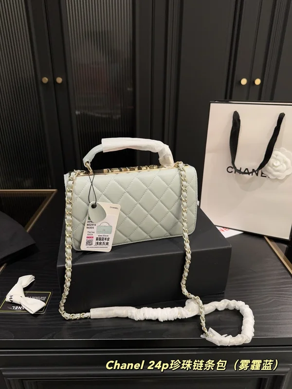 シャネル チェーンバッグ ホワイト