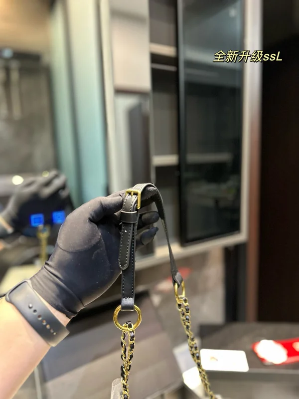 CHANEL ボディバッグ