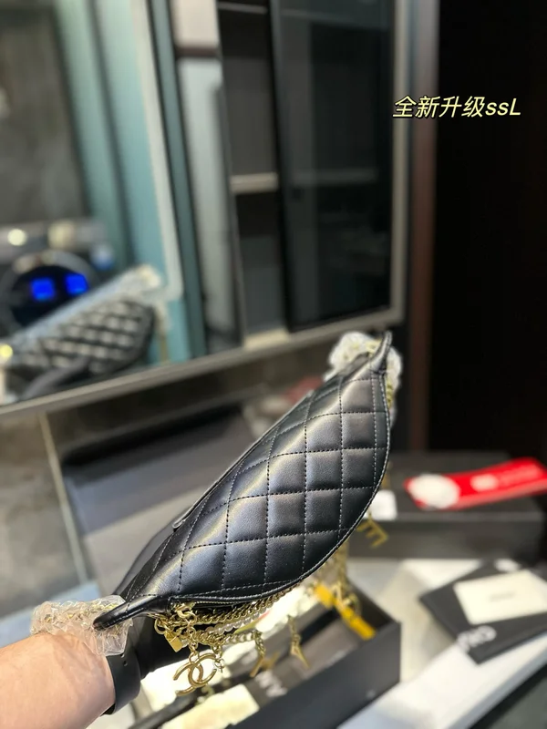 CHANEL ハートクリップ ボディバッグ