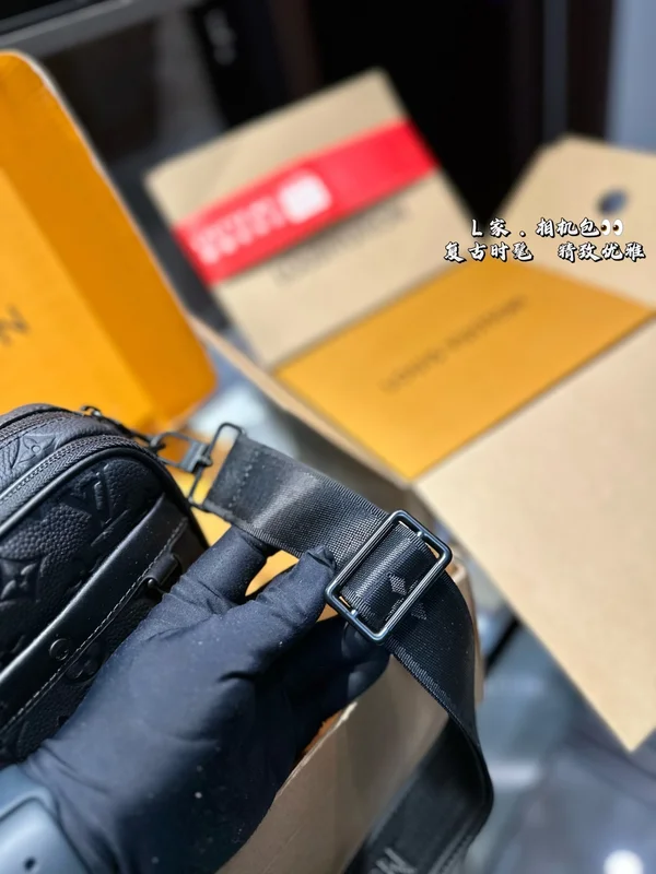 VUITTON アルファ・ウェアラブルウォレット