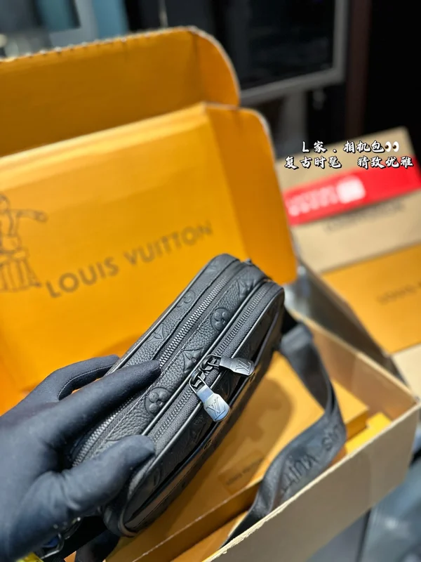 LOUIS VUITTON ショルダーバッグ メンズ