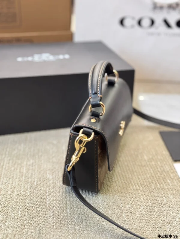 コーチショルダーバッグ