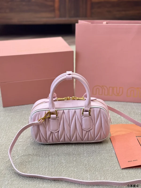 ミュウミュウショルダーバッグ ピンク レディース