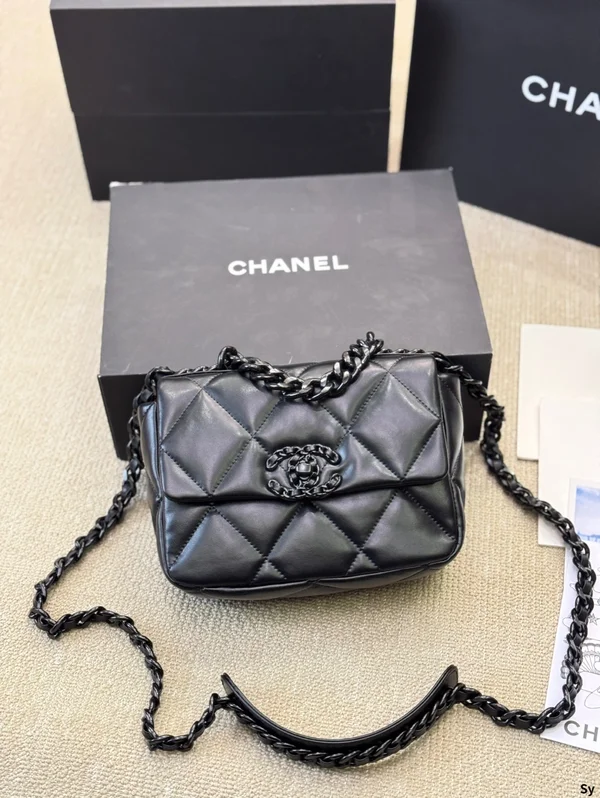 シャネル 19 ショルダーバッグ