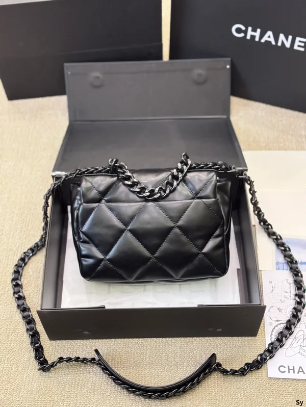 シャネル 19 チェーンバッグ