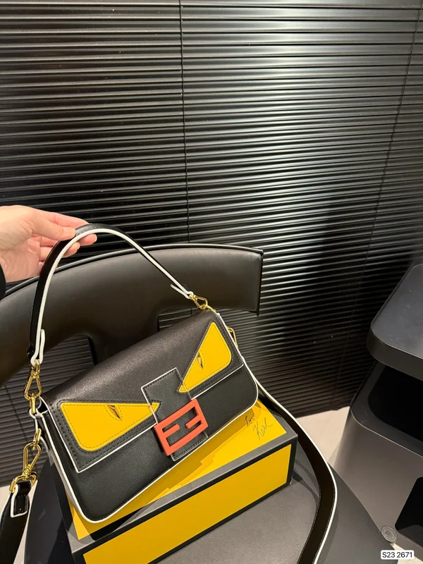 FENDI ショルダーバッグ レディース