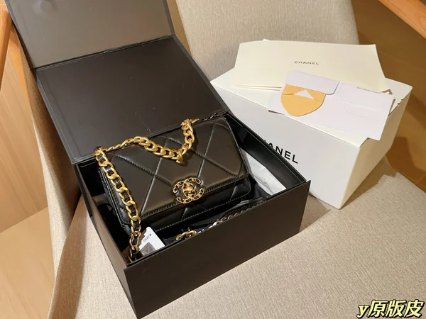 シャネル 19 チェーンウォレット