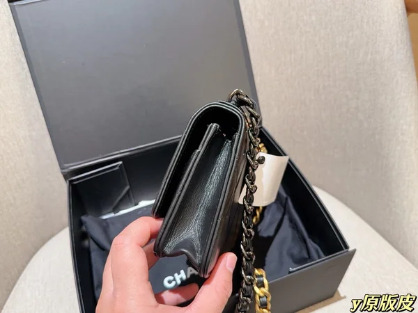 シャネル チェーンバッグ 女子