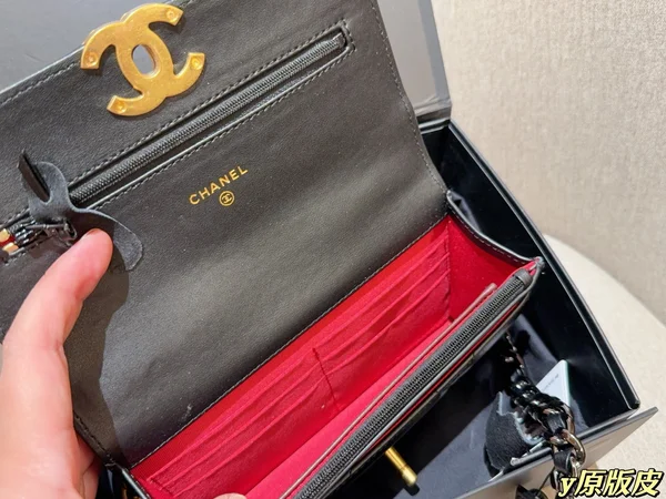 シャネル チェーンバッグ 女子