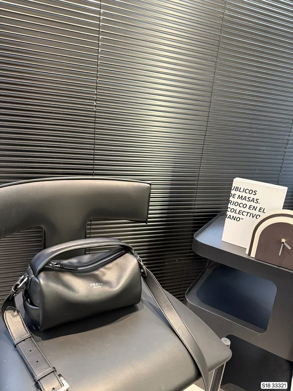 プラダ ミディアム ハンドバッグ