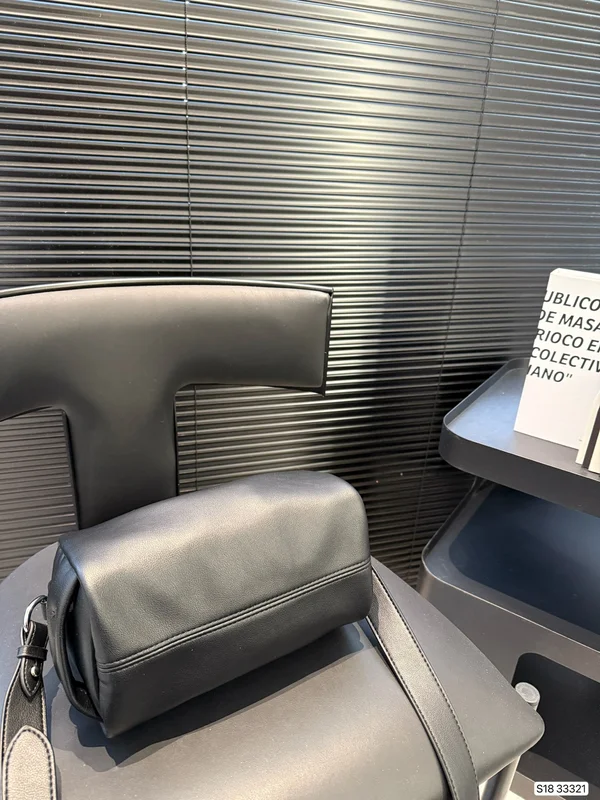 プラダ ミディアム ショルダーバッグ