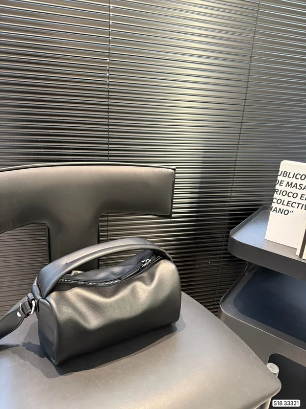 PRADA ショルダーバッグ レディース