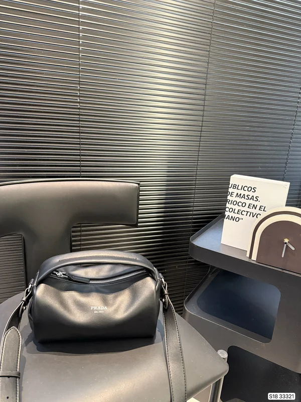 プラダハンドバッグ レザー ブラック
