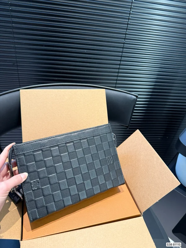 LOUIS VUITTON ポーチ